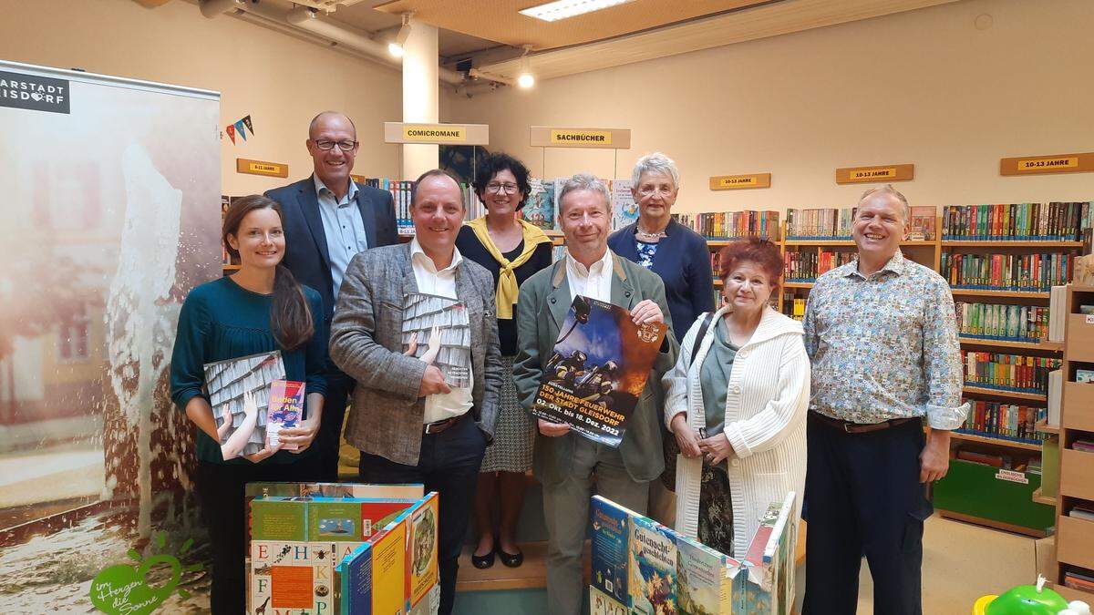 Eva Lassnig (Kunstpakt), Gerwald Hierzi (Stadtmarketing), Bgm. Christoph Stark, Birgit Ferstl (Stadtbücherei), Kulturreferent Karl Bauer, Elisabeth Riegler (Bücherei Nitscha) Eva Watzl (Galerie Kunst_31) und Peter Fried (Verein Kunst, Kultur und Bier)