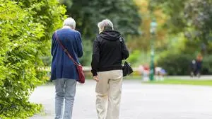 ABD0022_20250912 - WIEN - ÖSTERREICH: ++ THEMENBILD ++ Illustration zu den Themen Pension/Pensionsanpassung/Inflation/Teuerung/Altersarmut. Im Bild: Menschen im Pensionsalter, aufgenommen am Freitag, 12. September 2025, in Wien. - FOTO: APA/TOBIAS STEINMAURER