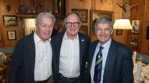 Franz Klammer flankiert von  Bernhard Russi (links) und Herbert Plank