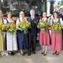 Einige Männer und Frauen lächeln in die Kamera.