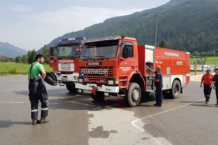 Die Feuerwehrleute stammen aus Gamlitz, St. Johann im Saggautal, Oberhaag und Großklein. Sie alle gehören zum Katastrophenhilfsdienst "KHD 50". Während die Feuerwehren für den Transport zu den oft weit oben gelegenen Hochwasser-Behälter verantwortlich sind, übernimmt der Molkereiwagen den "Großtransport".