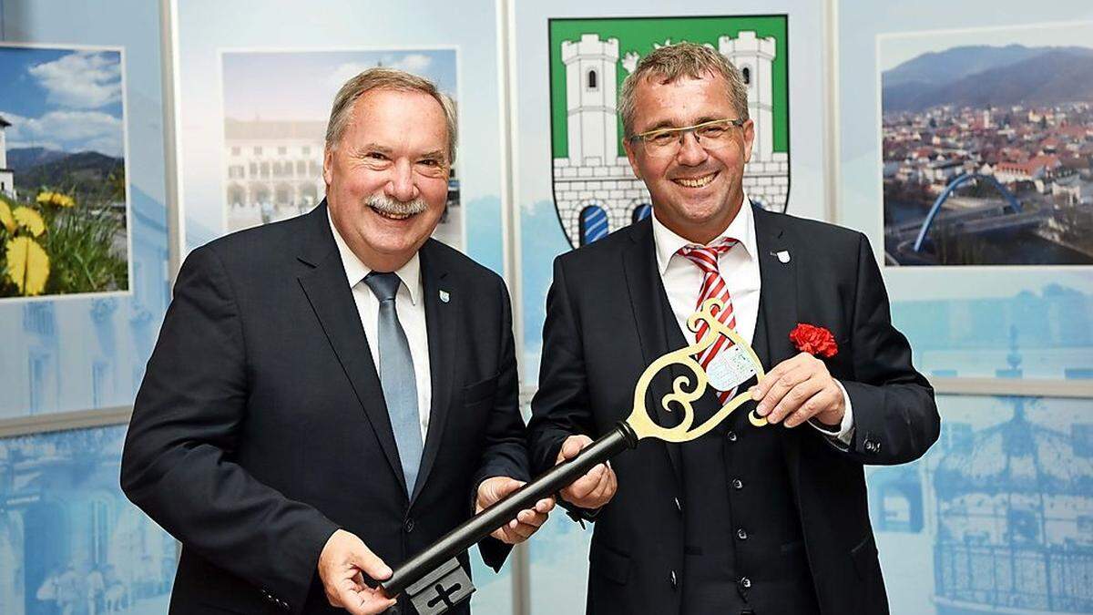 Peter Koch übernimmt von Hans Straßegger den symbolischen Schlüssel der Stadt