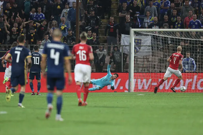 Martin Hinteregger 3 Der routinierte Verteidiger war aus der Defensive heraus stets um die spielerische Linie bemüht. Die Sicherheit, die er üblicherweise ausstrahlt, wirkte diesmal nicht wie gewohnt. 