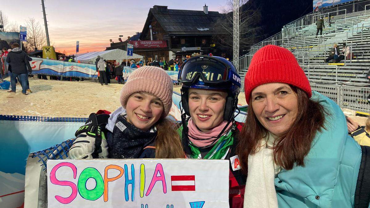 Schwester Paulina und Mutter Rosemarie standen im Ziel und feuerten die junge Osttirolerin bei ihrem Weltcupdebüt an