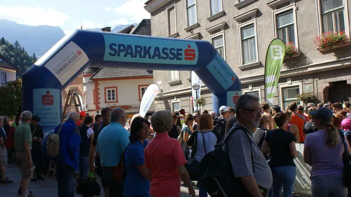 Der 14. Internationale Erzberglauf &amp; Nordic Walk startete mit dem Glockenläuten des Schichtturms um 10.30 Uhr in der Eisenerzer Innenstadt.  
