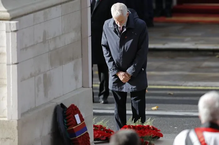 Parallel zu den Gedenkfeiern zum Ende des Ersten Weltkriegs vor 100 Jahren in Paris hat der deutsche Bundespräsident Frank-Walter Steinmeier in London einen Kranz niedergelegt.
