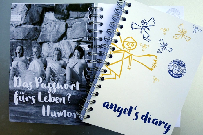 Ein 200 Seiten starkes Kalender-Notizbuch der Damen und jeder Menge flotten Sprüchen.