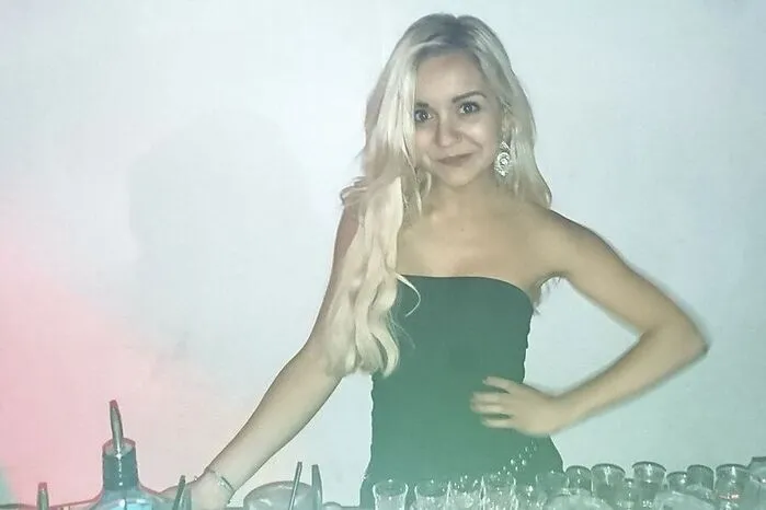 Im Eingangsbereich ist Hanna für die Drinks zuständig...