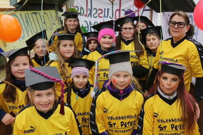 Statt ins Dschungelcamp konnte man in St. Peter ins steirische Staudencamp einziehen, die Fußball-Europameisterschaft warf schon einmal einen langen Schatten in den Weinort, Bauer suchte wieder Frau und eine Gruppe suchte und fand den neuen Superstar.