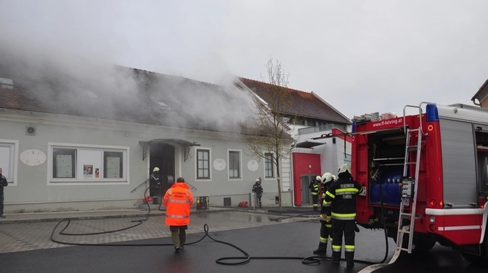 Dichter Rauch drang aus dem Dach eines Hauses. Menschen waren im Brandobjekt eingeschlossen und mussten schnellstmöglich gerettet werden - so die Übungsannahme.