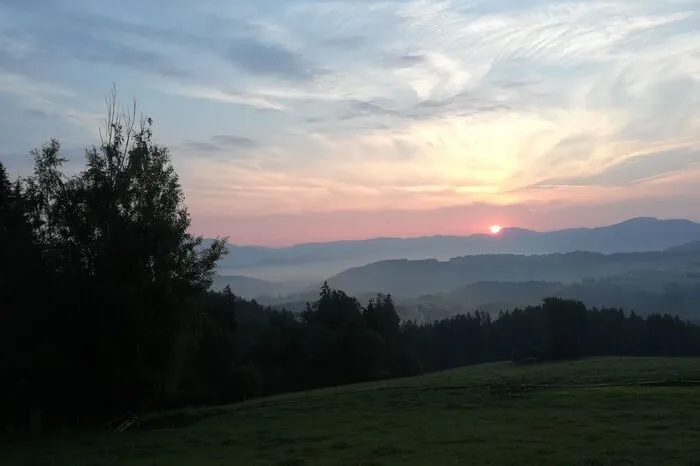 Sonnenaufgang in Neudorf bei Passail, fotografiert von Leserreporterin Ingeborg Grossegger.