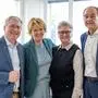 Vier Personen sind zu sehen. Zwei Frauen in der Mitte, flankiert von zwei Männern. Alle lächeln in die Kamera. | Auch Bürgermeister Martin Kulmer (links) und Vizebürgermeisterin Silvia Radaelli (Mitte rechts) bedankten sich bei Isolde Sauper und Siegfried Übeleis