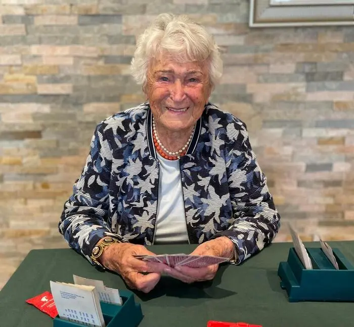 Vera Defner ist nach wie vor aktives Mitglied des Klagenfurter Bridgeclubs