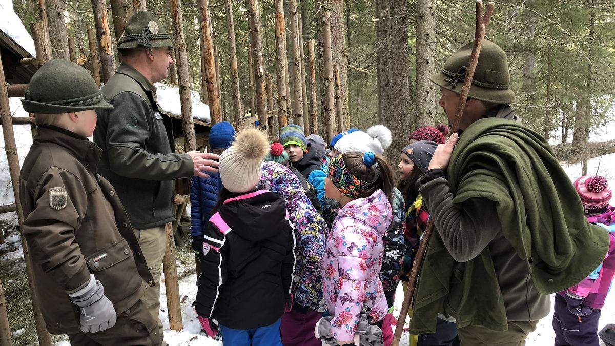 Die Schüler erlebten spannende Stunden im Wald