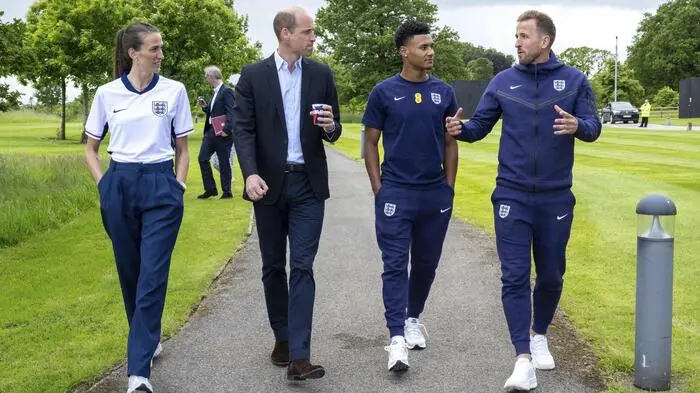 Der britische Thronfolger Prinz William hat Englands Fußball-Nationalmannschaft unmittelbar vor der Abreise zur EM nach Deutschland besucht. 