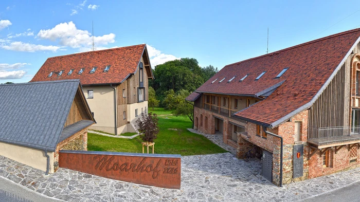 Der Moarhof eingangsseitig, das Gebäude mit dem Blechdach (mit stehenden Falzen in Handarbeit) ist das Energiehaus, das die Haustechnik beherbergt. Geheizt wird mit Fernwärme.