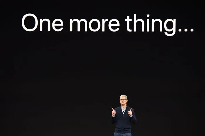 Apple geht ins bevorstehende Weihnachtsgeschäft mit der größten iPhone-Erneuerung seit drei Jahren. Konzernchef Tim Cook stellte am Dienstag das neue Modell iPhone X vor.