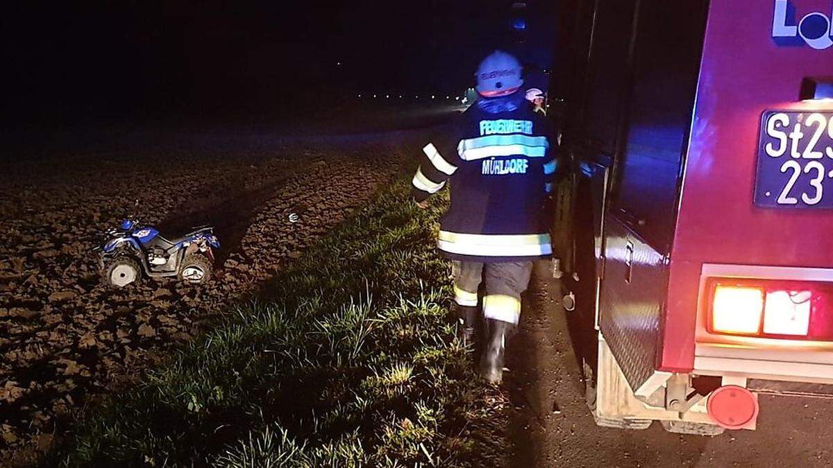 Das Quad wurd über eine zwei Meter hohe Böschung in einen Acker geschleudert - der Lenker wurde schwer verletzt