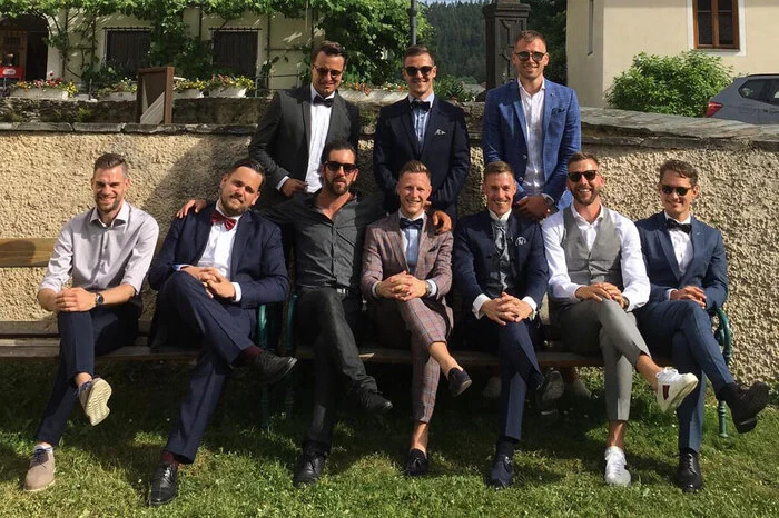 Adrett: Kevin Trattnig, Benjamin Kerschhackl, Sandro Zakany, Fabian und  Bräutigam Marco Miesenböck, Guido Burgstaller und Manuel Hartlieb (vorne v. l. n. r.). Kevin Pegrin, Martin Salentinig und Alex Grünwald (hinten v. l. n. r.)