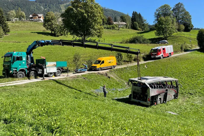Zuerst wurde das Heck des Busses an einem Kran befestigt und dieses angehoben