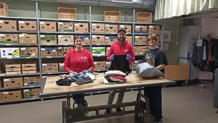 Bei der Sachspenden-Annahme der Caritas Kärnten: Sandra Fuchs, carla-Teamleiter Patrick Pajer und Zivildiener Maximilian Linder (von links)