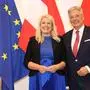 Claudia Arpa mit Landeshauptmann Peter Kaiser