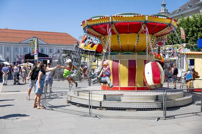 Am Karussell geht es deutlich entspannter zu