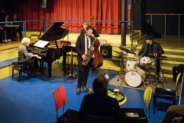Nach dem Studium der klassischen Musik wandte er sich dem Jazz zu und fand dort seine Heimat.