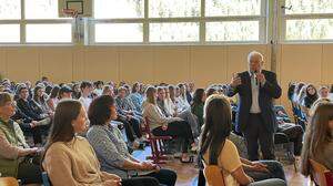 Rund 400 Schülerinnen und Schüler hörten ORF-Korrespondent Christian Wehrschütz gebannt zu