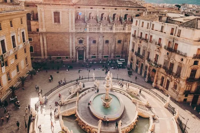 In Puncto Sightseeing hat Palermo auf Sizilien nun Neapel den Rang abgelaufen und gilt als attraktions-reichste Stadt Europas. Palermo gilt noch immer als Geheimtipp – auf einen Einwohner kommen nur rund 1,2 Touristen pro Jahr.