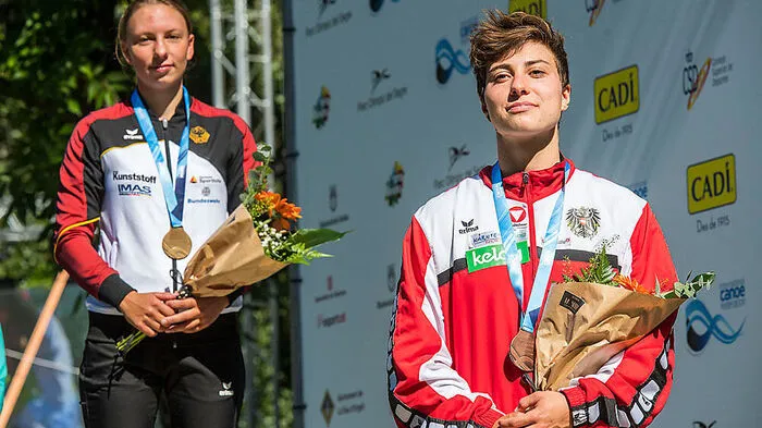 Nadine Weratschnig (re.) mit ihrer WM-Bronzenen um den Hals