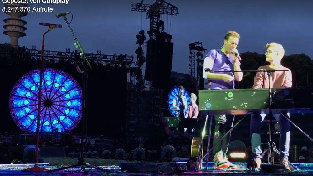 Chris Martin holt Burschen zum spontanen Auftritt aus Publikum