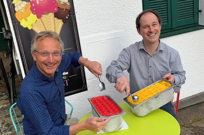Je nach Wetter, um die Osterzeit, öffnet Hubert Koller seine Eisdiele an der Seepromenade: "Unser Küchenchef Martin Wieser ist schon fleißig am Tüfteln und hat schon einige neue Sorten auf der Liste, um die er aber noch ein Geheimnis macht." Im Laufe der Saison sollen 100 verschiedene Sorten angeboten werden, auch das beliebte Oreo-Eis. "Mein persönlicher Favorit ist Marille", sagt Koller. Eine Kugel wird 1,90 Euro kosten.