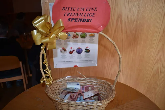 Als Regiebeitrag gab es einen Korb für freiwillige Spenden.