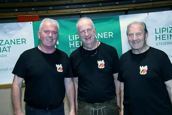 Bürgermeister Helmut Linhart freute sich in seiner Ansprache, mit Hubert Riegler (am Bild links, in der Mitte Obmann Werner Neukam) und Franz Welle (am Foto rechts) auch zwei Musiker begrüßen zu können, die bereits bei der Gründung vor 60 Jahren dabei waren und bis heute noch immer aktiv in der Blaskapelle mitwirken.

Obmann Werner Neukam (Mitte) mit den beiden Gründungsmitgliedern Hubert Riegler (links) und Franz Welle