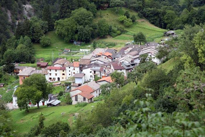 Die Gegend ist geprägt von beschaulichen Bergdörfern, die vor allem bei Wanderern und Mountainbikern beliebt sind, wie hier Dordolla