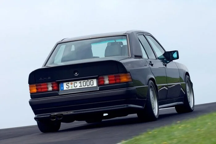 Geht es um den 190er, denkt jeder immer nur an die Sechzehnventil-Versionen mit vier Zylindern und 2,3 bis 2,5 Liter Hubraum, die Mercedes als Homologationsmodelle für den Tourenwagensport aufgelegt hat. Dabei ist die Variante von AMG nicht nur viel interessanter, sondern auch deutlich schneller. Basis war der sechszylindrige 190 E 2,6, dem man den auf 3,2 Liter aufgebohrten Motor aus dem 300 E verpasste. Dazu gab es einen feinst bearbeiteten Zylinderkopf und mehr Kompression, und alles zusammen ergaben drehmomentreiche 235 Hubraum-PS. 244 km/h Spitze und nur 7,6 Sekunden für den Sprint von Null auf 100 km/h zeigten eindeutig: Die Sechszehnventiler vom Werk waren zwar nett, aber der wahre König unter den kleinen Sternen hatte die magischen drei Buchstaben im Namen.