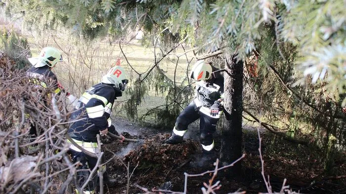 14 Einsatzkräfte der Feuerwehr Eibiswald und elf Einsatzkräfte der Feuerwehr Hörmsdorf rückten am Dienstag zu einem Brandeinsatz aus.