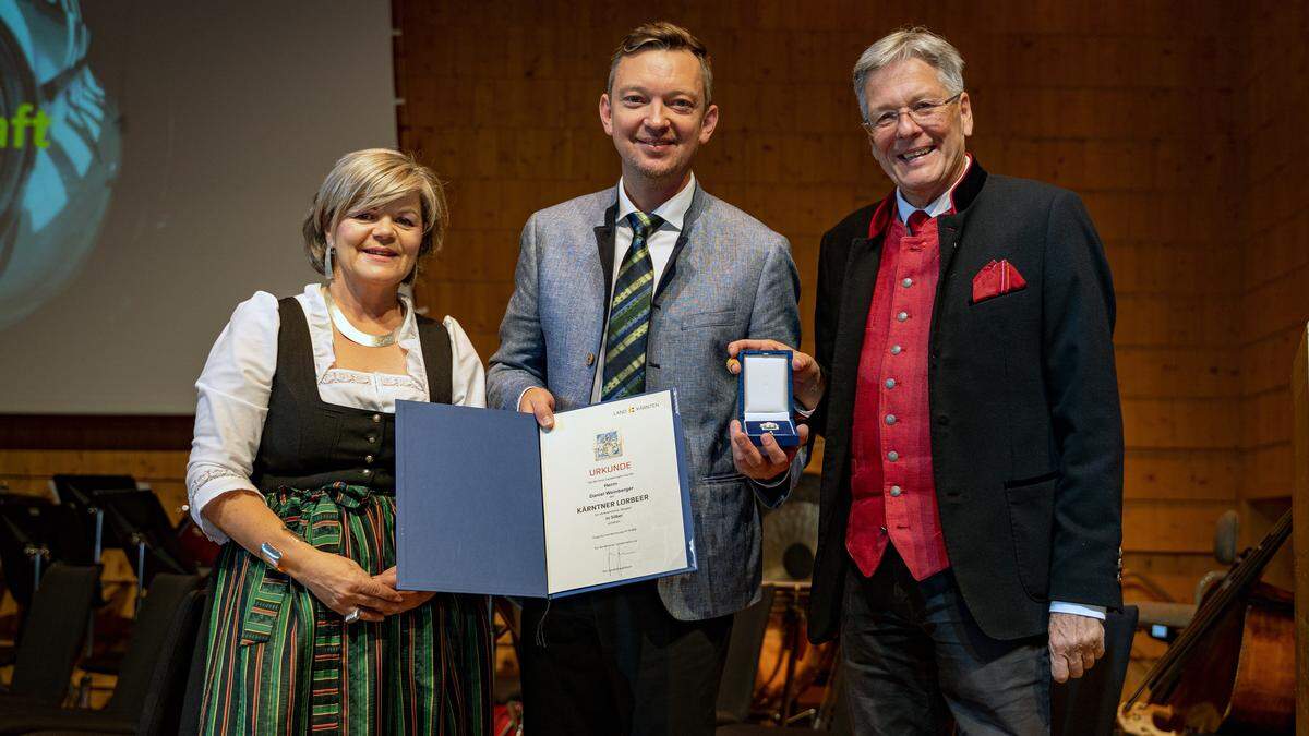 Daniel Weinberger (Mitte) mit LH Peter Kaiser und Landtagsabgeordnete Ruth Feistritzer
