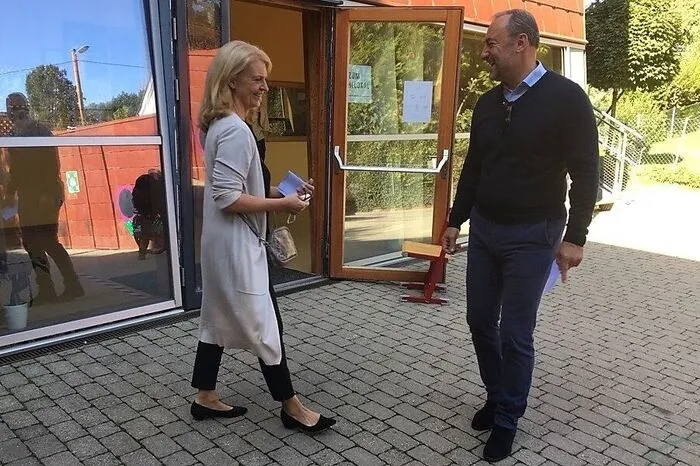 FPÖ-Frontmann Mario Eustacchio und seine Frau Ulrike wählten in der Volksschule Waltendorf. Ihre beiden (erwachsenen) Kinder haben eigene Pläne. Der Sohn wählte vorab, er "nutzt das herrliche Wetter und fuhr mit Freunden in eine Buschenschank", schmunzelte Eustacchio. Am frühen Nachmittag trifft der sich erst im Landhaus mit Mario Kunasek, dann geht es ins Rathaus.