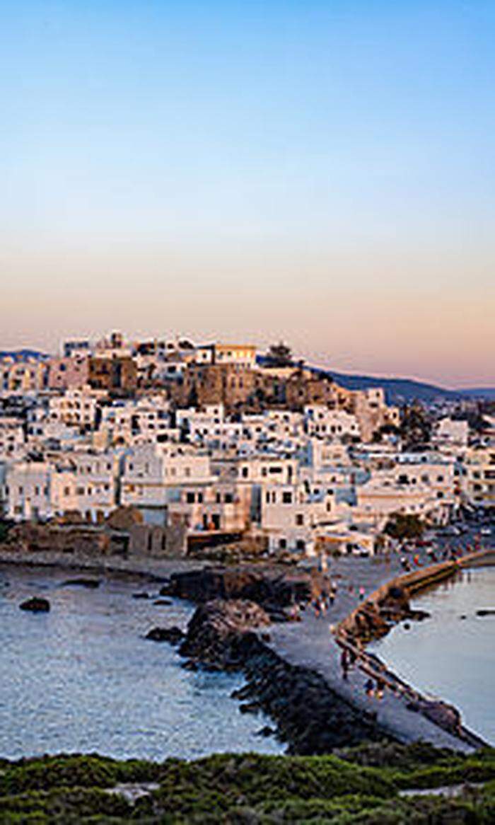 Weiß getünchte Häuser, die sich um die alte venezianische Festung drängen: In den Gassen von Naxos-Stadt lauern Entdeckungen hinter jeder Ecke
