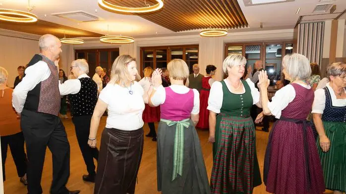 Der Herbst ist die perfekte Zeit, um das Tanzbein zu schwingen – und genau das taten zahlreiche Gäste beim traditionellen Kathreintanz des Vereins „Tanzen ab der Lebensmitte“ am Samstag, dem 22. November, im Gasthaus Pack.