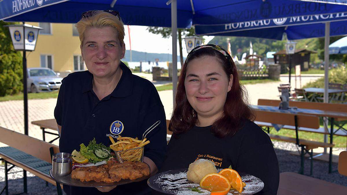 Engagiertes Duo: Mutter Christina Schiefer und Tochter Sabrina Atzmüller mit einem XXL-Schnitzel und einem Marillenknödel, einer Spezialität des Hauses