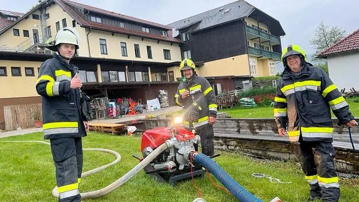 Mitglieder der Freiwilligen Feuerwehren Drobollach, St. Niklas, Latschach, Ledenitzen, Finkenstein, Faak, Gödersdorf, Fürnitz sowie der Wasserrettung Faaker See waren mit dabei.