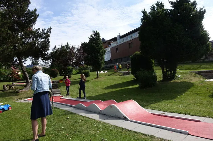 Die Volksschulkinder spielen inzwischen unbekümmert Minigolf.