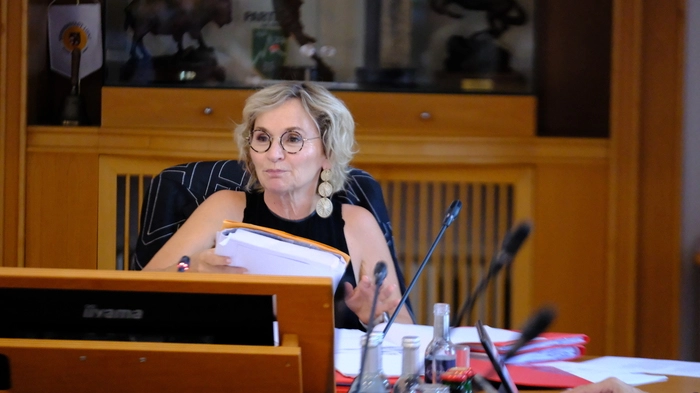 Bürgermeisterin Elisabeth Blanik erläuterte im Gemeinderat am Dienstagabend die Mehrkosten für die Tennishalle