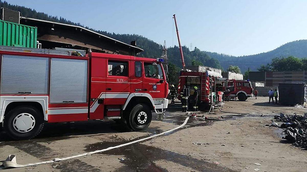 Brandeinsatz in Müllentsorgungsbetrieb