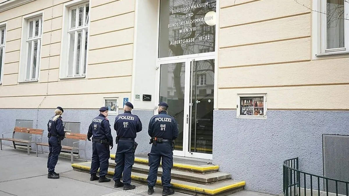 Polizisten in Aufstellung vor der betroffenen Schule