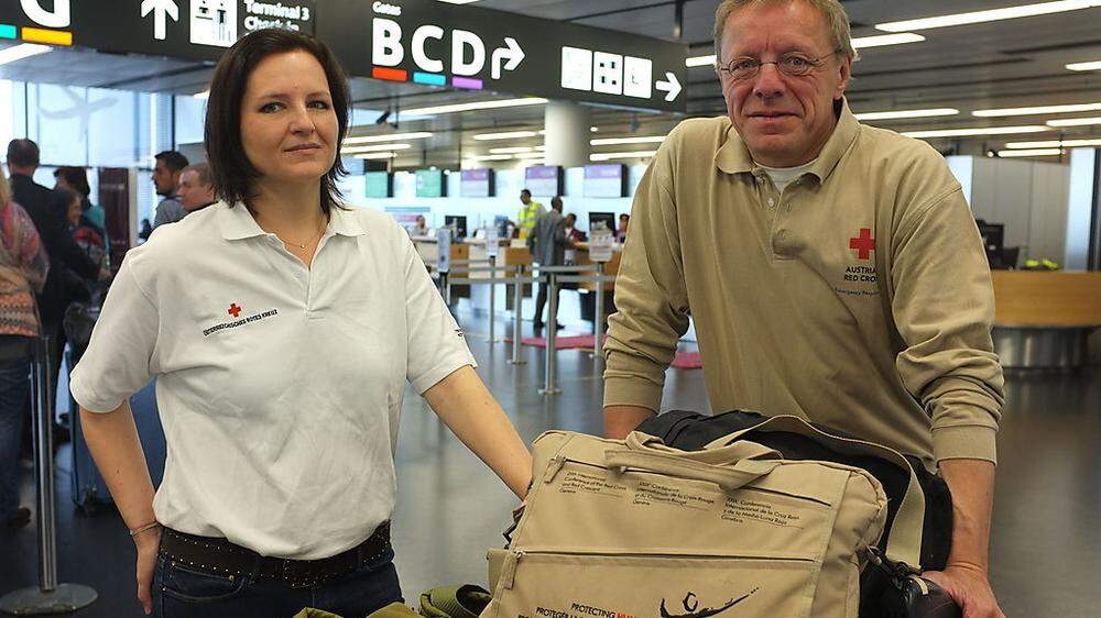 Die beiden vom Roten Kreuz entsandten Katastrophenhelfer Andrea Reisinger und Georg Ecker am Wiener Flughafen