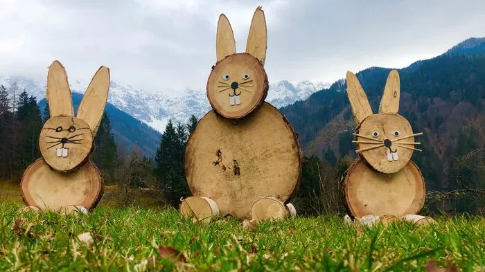 Diese lustige Osterhasenfamilie ist in Zell-Pfarre zu sehen.